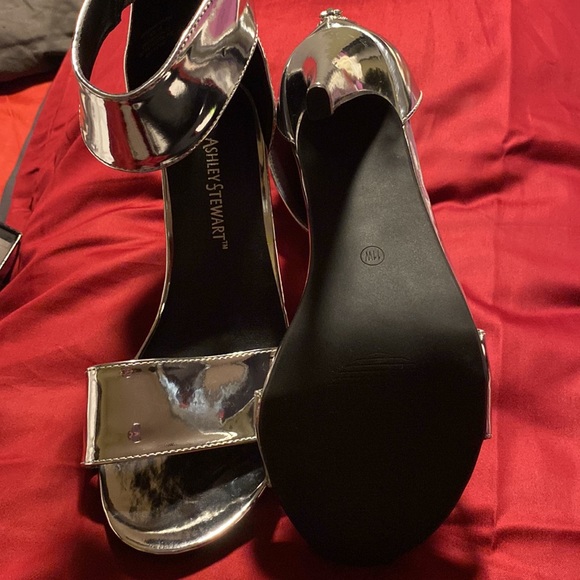 Silver heels - Picture 4 of 5